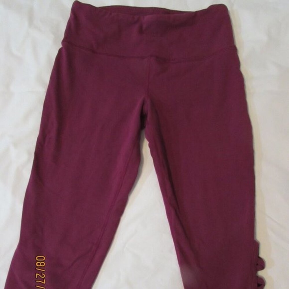 MORGAN CITY SPORT SIZE M CAPRI LEGGINGS CRISS CROSS AT BOTTOMS OF LEGS PURPLE